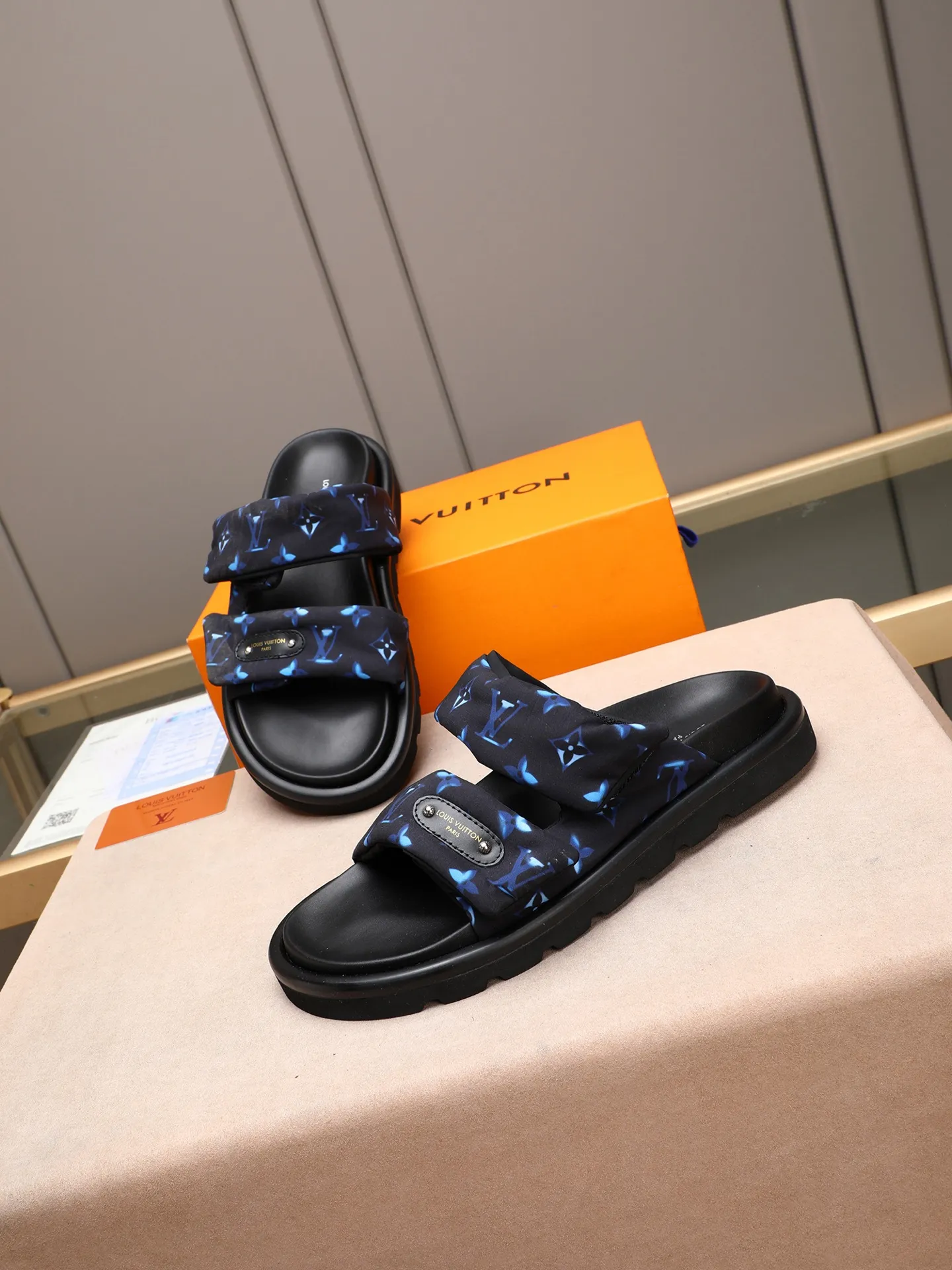 PP360 [LOUIS VUITTON] Louis Vuitton, LV printing, men's and women's slippers are on the market. The drawer box packaging comes with a cloth bag and a card. The upper pattern looks very soft and waxy, and it is a super versatile leg slimming tool. Fabric: imported denim/canvas/old fabric, LV hardware LOGO, official website pattern printing, comfortable to wear, feet: high-elastic PU water table. Sole: foam sole, heel height: about 5cm. Code number: 35-46, 35, 45, 46 are custom-made and non-returnable. Color: multiple colors and styles available.